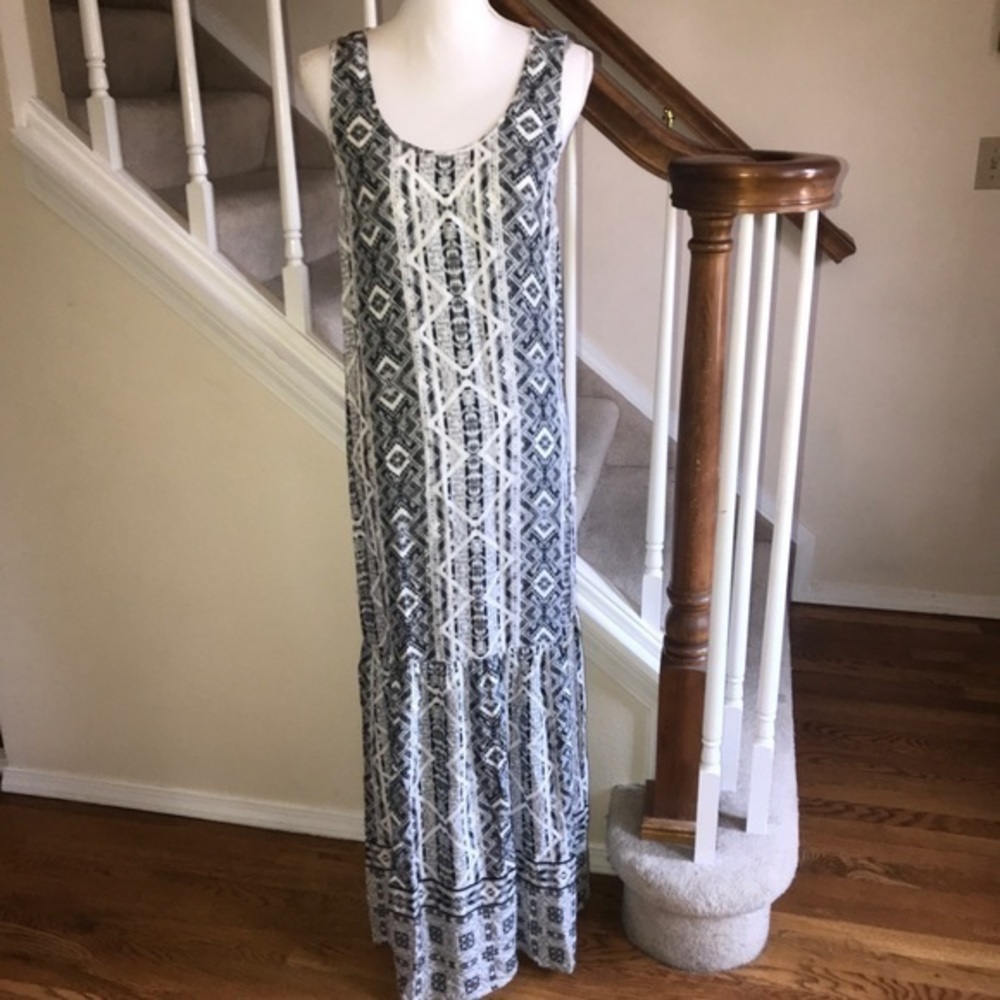 Splendid black & white ruffle bottom maxi dress XS